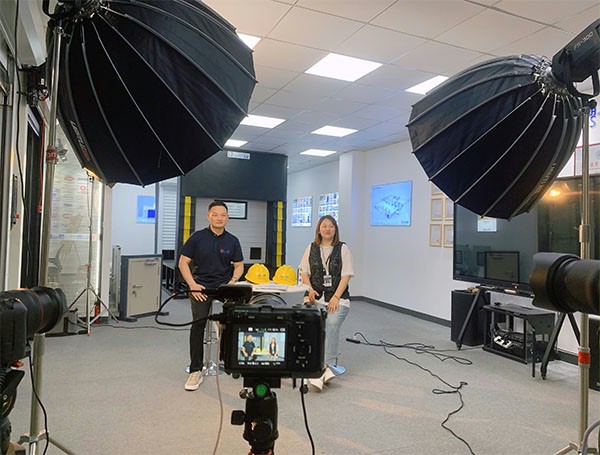 西朗门业董事长杨元嘉接受阿里巴巴国际站采访现场