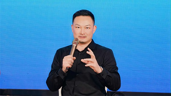 上图为:西朗门业董事长杨元嘉在论坛发言 上图为:西朗门业董事长杨元嘉在论坛发言