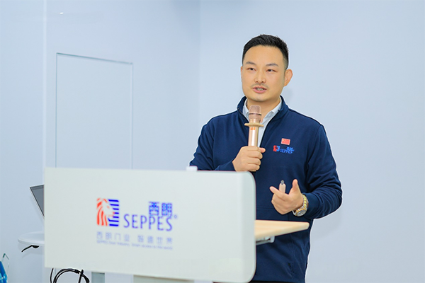 ▲上图为：西朗门业董事长、总经理杨元嘉解答外宾提出的问题