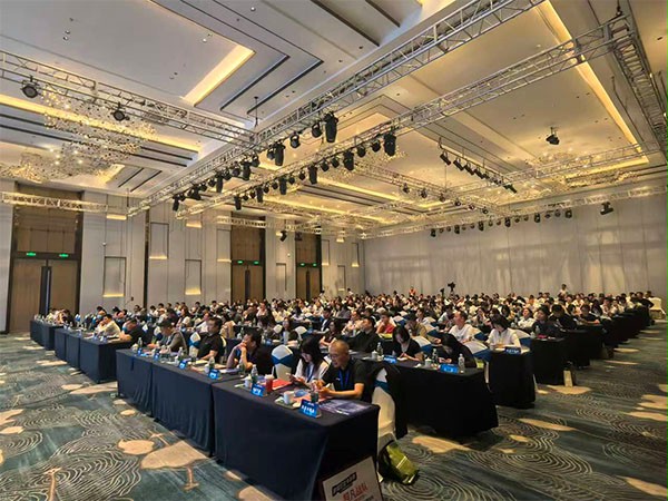 上图为:峰会现场260多位企业家汇聚一堂 上图为:峰会现场260多位企业家汇聚一堂