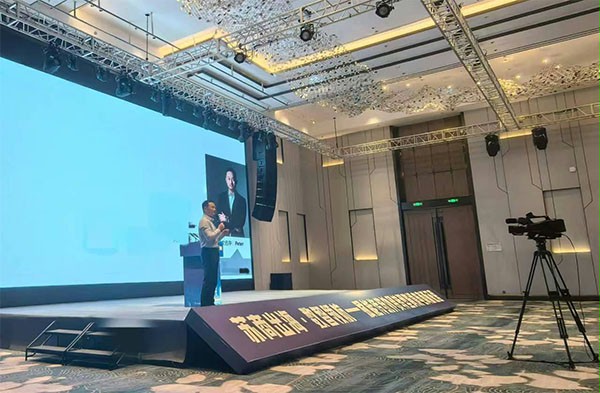 上图为:苏州西朗控股集团有限公司、西朗门业(苏州)有限制公司董事长杨元嘉分享出海逆袭之路 上图为:苏州西朗控股集团有限公司、西朗门业(苏州)有限制公司董事长杨元嘉分享出海逆袭之路