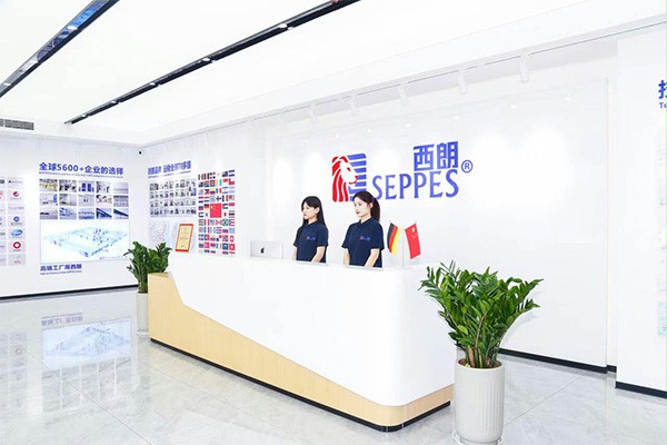 上图为:西朗门业工厂前台展区 上图为:西朗门业工厂前台展区
