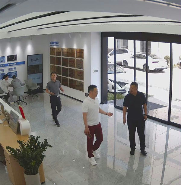 上图为：苏州市吴中区社会工作部王光玉部长听取西朗门业董事长杨元嘉讲解企业展厅