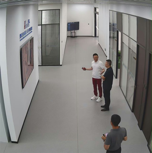 上图为：苏州市吴中区社会工作部王光玉部长听取西朗门业董事长杨元嘉关于支部党建工作汇报