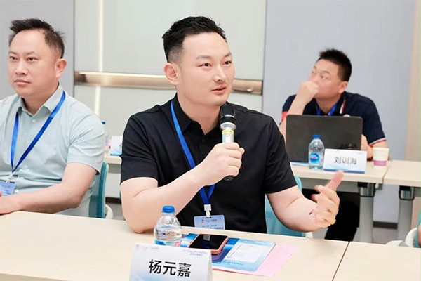 上图：西朗门业董事长杨元嘉在会上发言交流