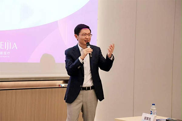 上图为：沛嘉医疗董事长张一博士做主题分享