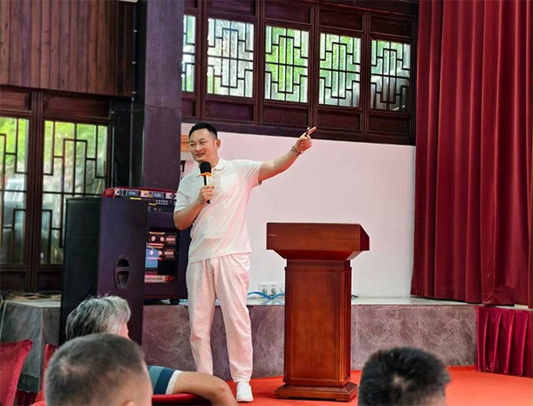 上图为：西朗门业董事长、阿里巴巴国际站签约金牌讲师杨元嘉分享现场