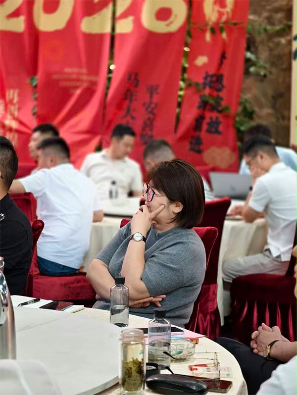 上图为：苏州市河南商会副会长、女企业家于素真董事长在活动现场