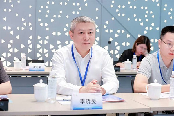 上图：胜科纳米董事长李晓旻博士与参会嘉宾现场交流