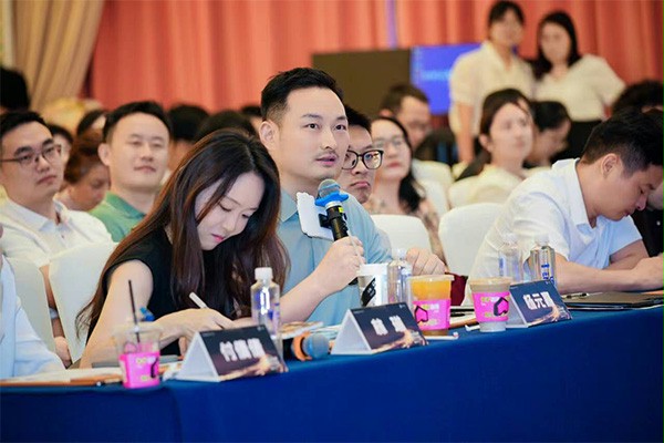 上图为：西朗门业董事长杨元嘉在达人赛评委席做点评