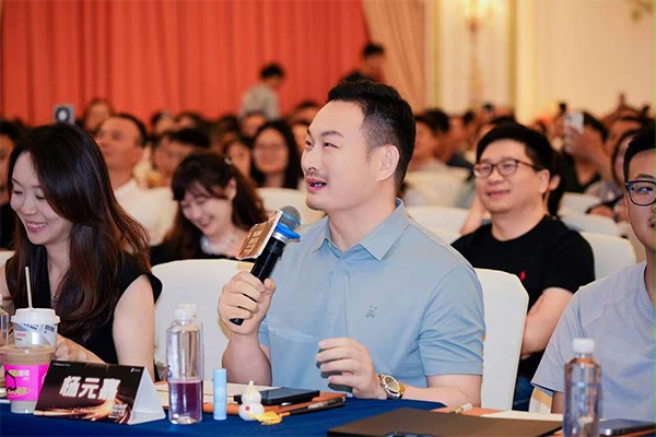 上图为：评委导师杨元嘉的精彩点评将比赛现场氛围拉到高点