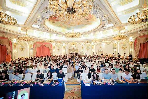 上图为：比赛现场座无虚席500多人的会场