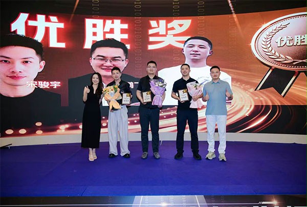上图为：评委导师杨元嘉为获奖选手颁奖后合影留念