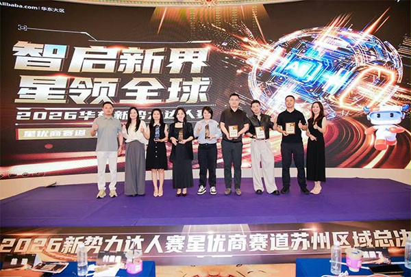 上图为：评委导师杨元嘉为获奖选手颁奖后合影留念