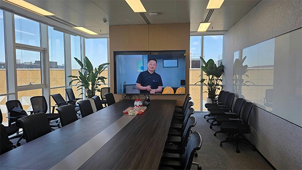 杨元嘉董事长接受采访的视频在阿里巴巴国际站办公区播放