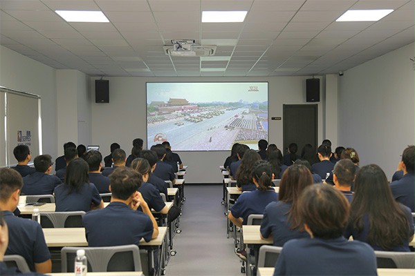 西朗门业全员观看阅兵式