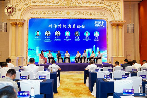 西朗门业董事长杨元嘉在论坛现场 西朗门业董事长杨元嘉在论坛现场