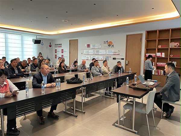 上图为：西朗门业董事长杨元嘉为苏州市九江商会的会员企业家们分享出海经验