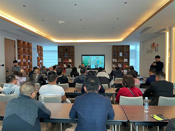 上图为：西朗门业杨元嘉董事长分享AI在品牌出海中的提效应用