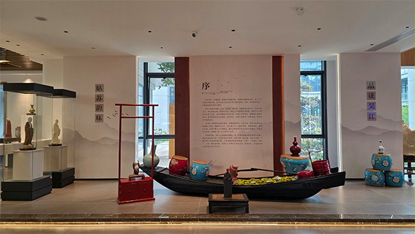 上图为：此次活动现场贤福轩陶瓷艺术馆