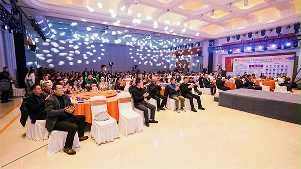 上图为：峰会现场