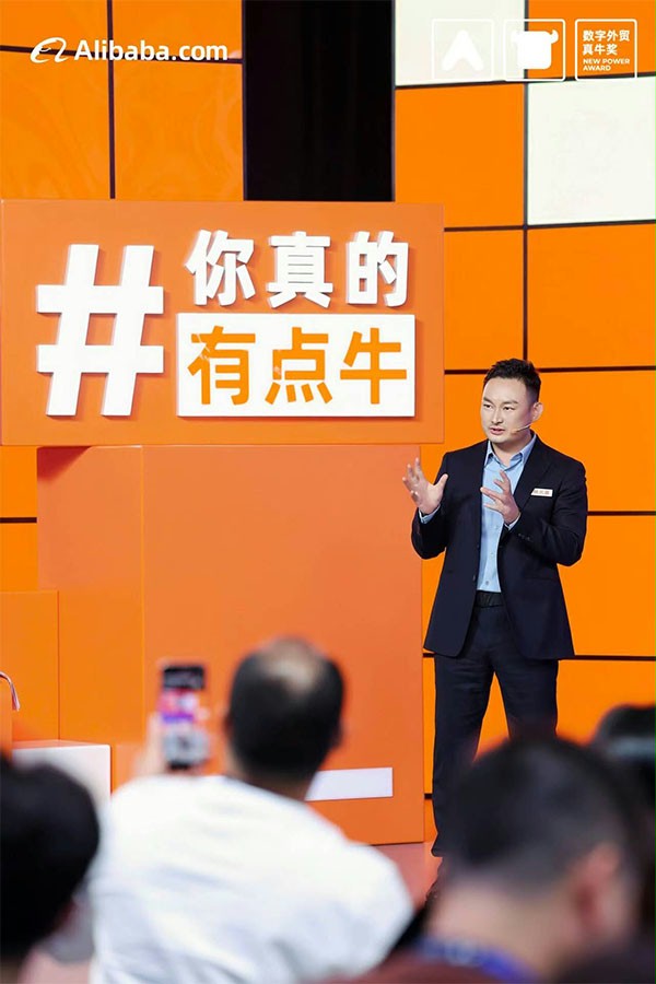 上图为：西朗门业总经理杨元嘉在真牛奖现场激辩中