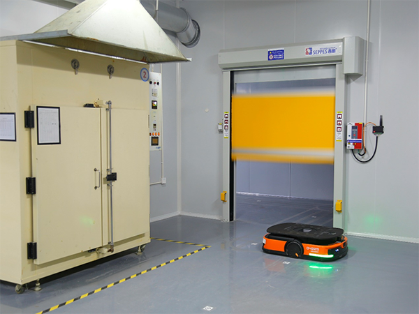 ▲上图为：西朗门业研发的与AGV无人搬运车运程联动的智能快速门产品