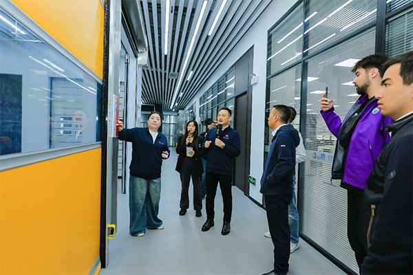 ▲上图为：西朗门业董事长、总经理杨元嘉在产品展厅接待外宾