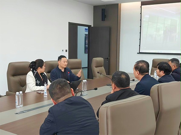 上图为：西朗门业董事长杨元嘉向各位领导介绍企业