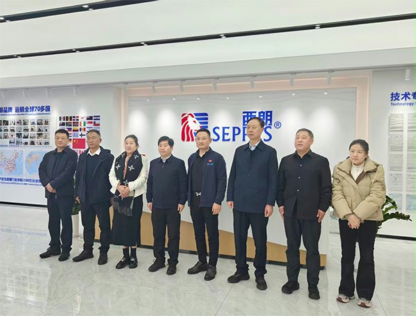 上图为：交流结束后合影留念